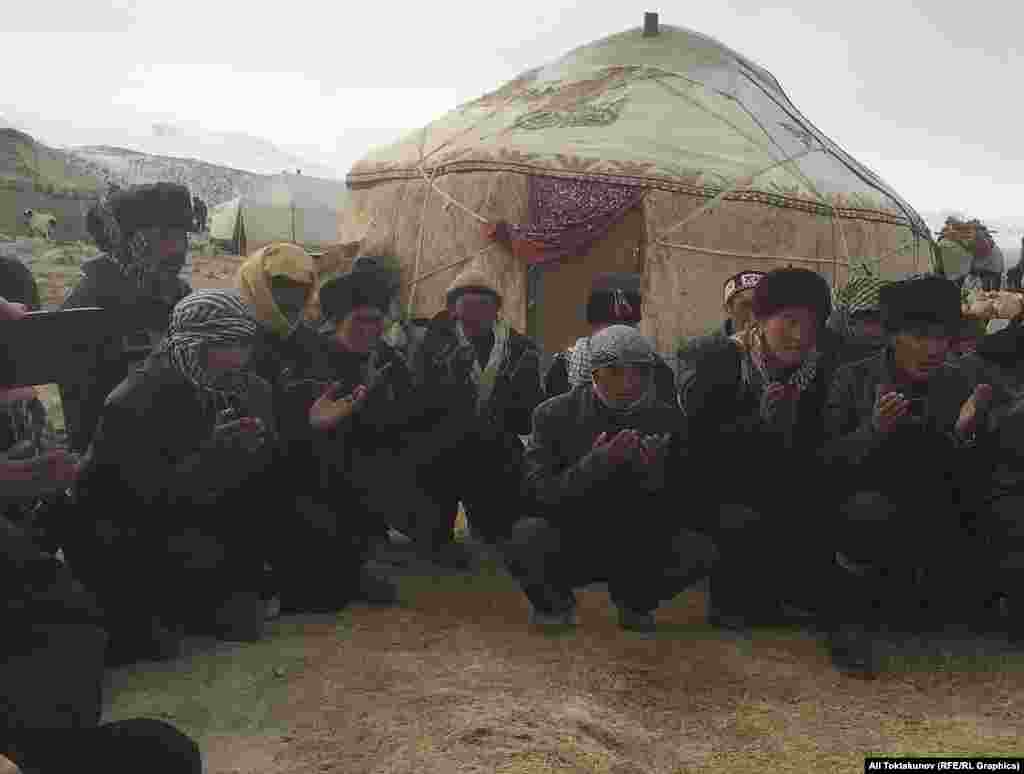 Поминки покойных афганских кыргызов.
