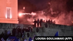Демонстрантите се судрија со полицијата кај грчкиот Парламент, но грчките медиуми коментираат дека дебатата внатре била пожестока од протестите