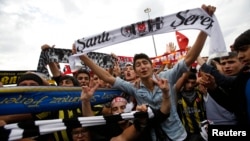 Beşiktaş, Galatasaraý we Funerbahçe futbol klublarynyň janköýerleri Taksim meýdançasyndaky demonstrasiýada, Stambul, 4-nji iýun. 2013.