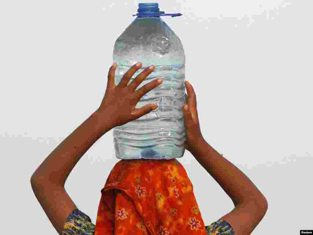 Kjo pakistaneze bart bidonin me ujë për pije...