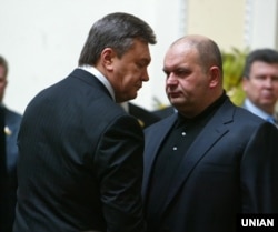 Mykola Zlochevskiy (djathas) bashkë me ish-presidentin ukrainas, Viktor Yanukovych, më 2011.