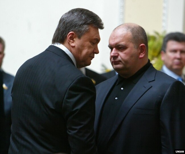 Mykola Zlochevskiy (djathas) bashkë me ish-presidentin ukrainas, Viktor Yanukovych, më 2011.