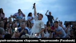 Российский певец Митя Фомин на концерте в «Херсонесе Таврическом», Крым