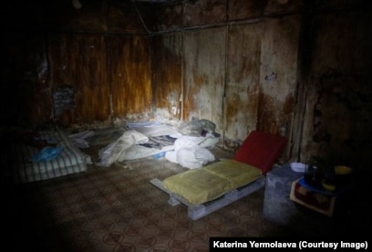 Мас әйелді үйіне сүйреп апарған Мас әйелді үйіне сүйреп апарған