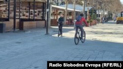 Затворени кафулиња и ресторани во Градскиот трговски центар во Скопје поради пандемијата на коронавирус