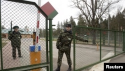 The new resolution "temporarily' suspends the crossing of Belarus's state borders. (file photo)