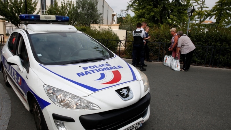 Парижде полиция кызматкери кесиптештерин бычактады 