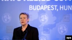 Diplomata NATO, Rose Gottemoeller, la un seminar la Budapesta