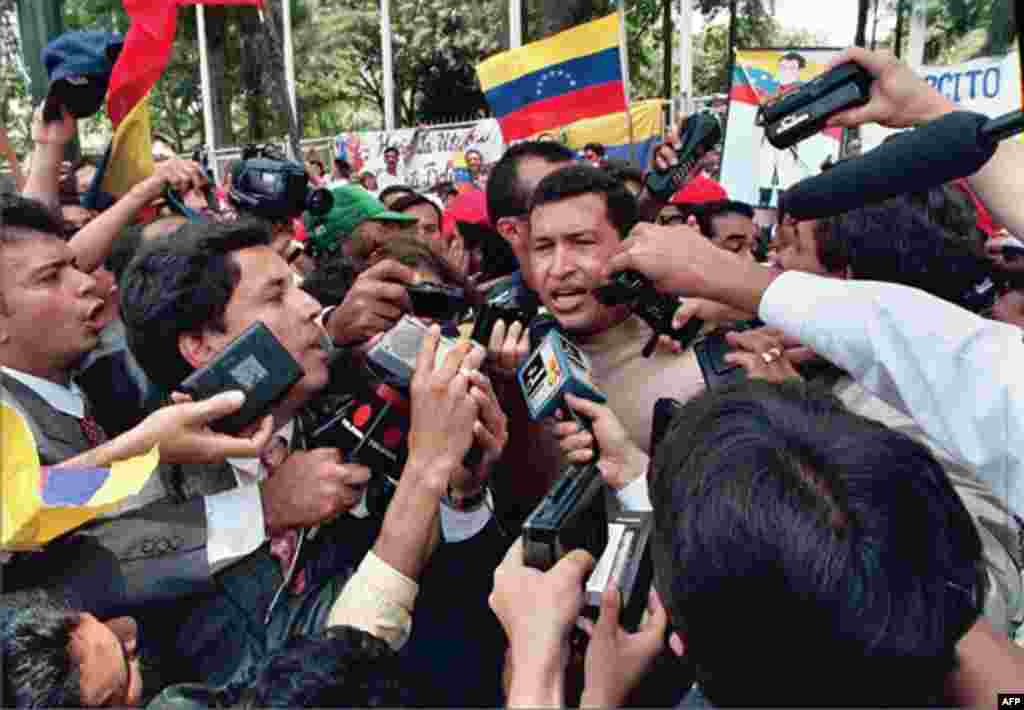 Мамлекеттик төңкөрүш жасоо аракети үчүн эки жыл абакта отурган Уго Чавес эркиндикке чыккандан кийин. 27-март 1994