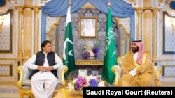 Pakistani Prime Minister Imran Khan meets with Saudi Arabia's Crown Prince Mohammed bin Salman in Jeddah in 2019.