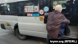 Пенсіонерка сідає в приватну маршрутку