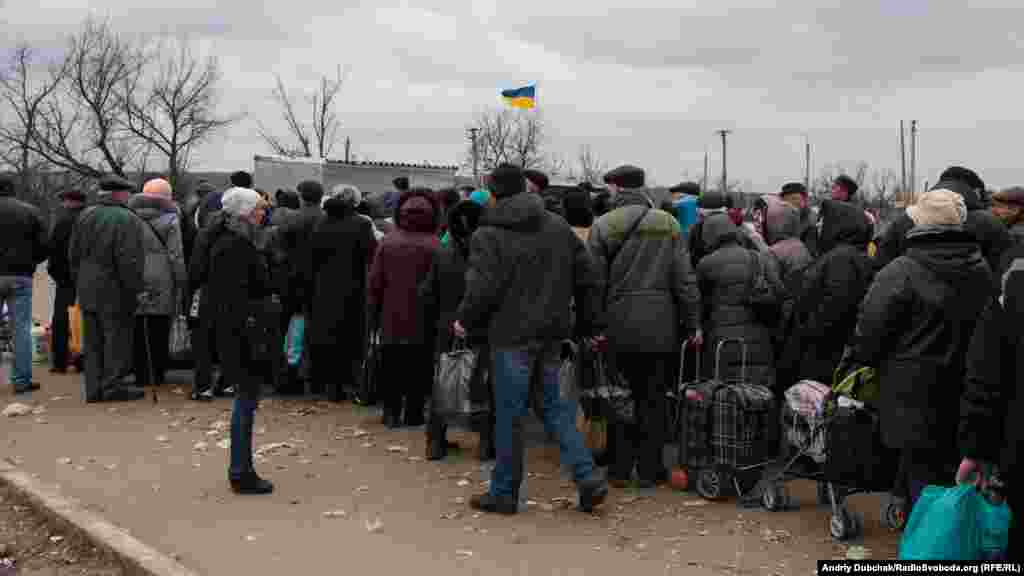 Проходження контролю на КПВВ у середьому займає 3-4 години