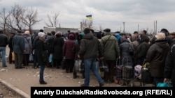 Очередь на КПВВ в Станице Луганской. Март 2016 года