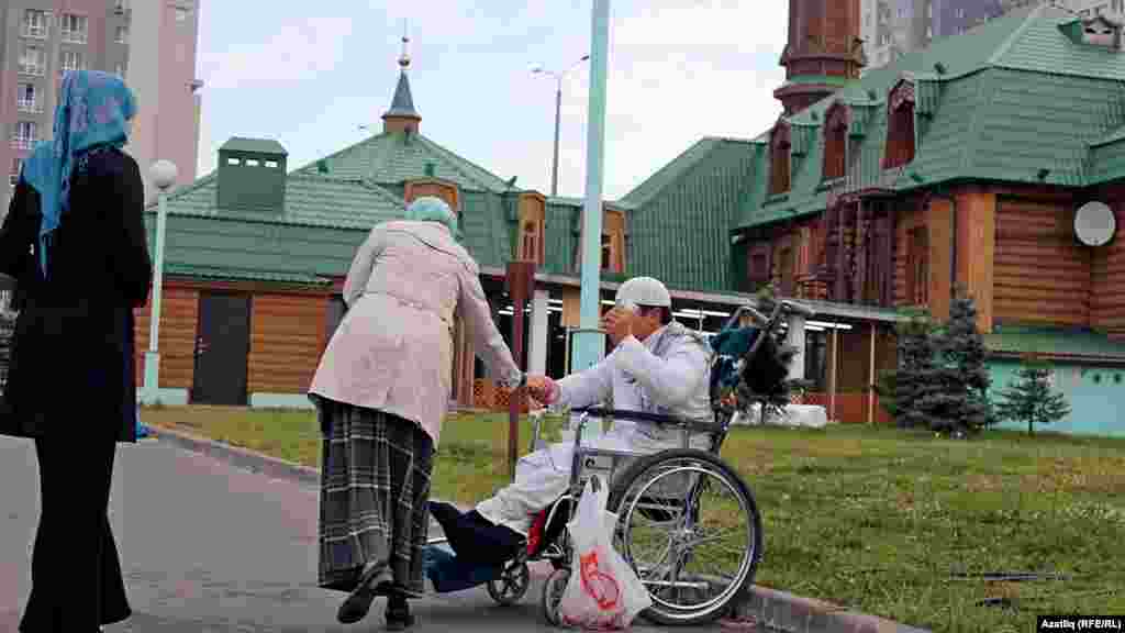 Казан нуры мәчете янында хәер сораучы