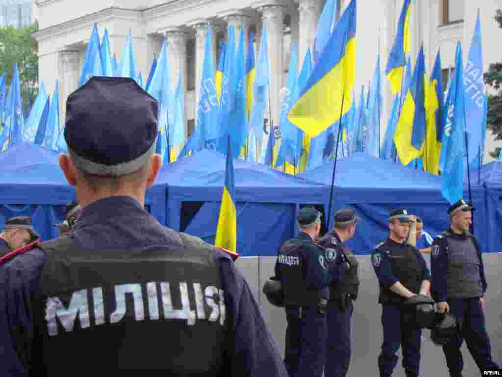 Водночас прихильники Президента України Віктора Януковича і Партії регіонів по периметру оточили будівлю Верховної Ради.