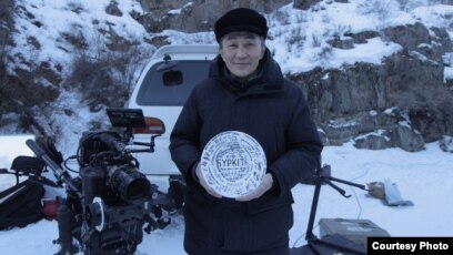 Екі жас бисексуал жұптың порносы Дәретханадағы жасырын камералар бейне