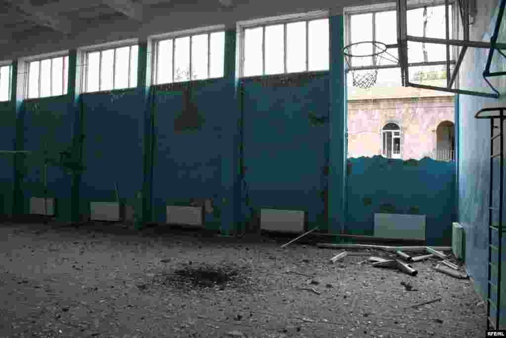 Спортзал школы №7 в Гори, пострадавший во время бомбандировок авиацией РФ.