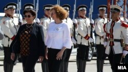 Министерката за одбрана на Италија Елизабета Трента и министерката Радмила Шекеринска во Скопје