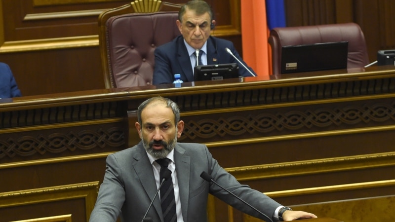 Пашинян в кабинете спикера НС ведет переговоры с представителями парламентских сил