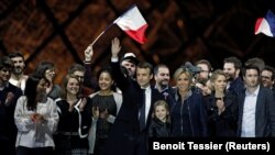 Emmanuel Macron tərəfdarları ilə birlikdə qələbəni bayram edir. 7 may 2017