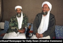 Осама бен Ладен (сол жақта) кеңесшісі әрі ізбасары Айманом әз-Зауахиримен бірге пәкістандық басылымға сұхбат беріп отыр. 2001 жылғы қараша айы.