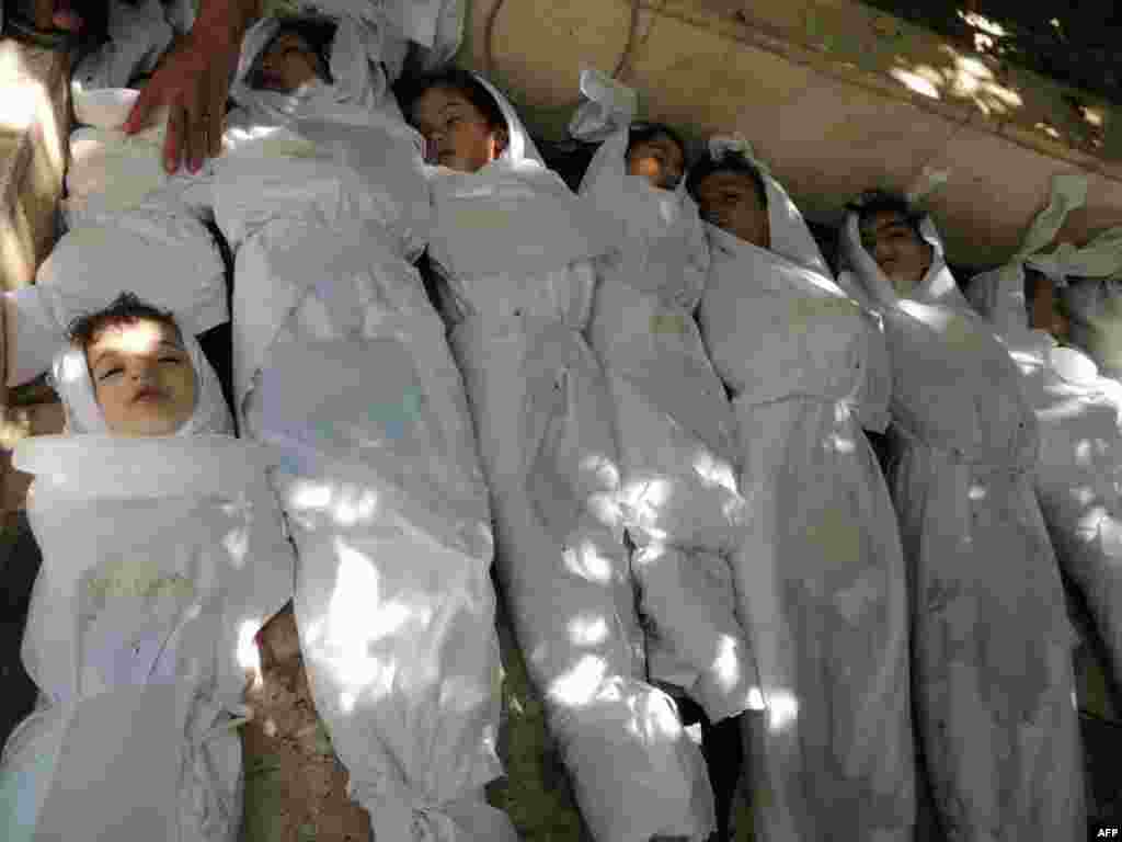 Деца завиткани во чаршафи пред да бидат погребани по нападот со отровен гас во предградие на сирискиот главен град Дамаск, 21 август 2013 година. 