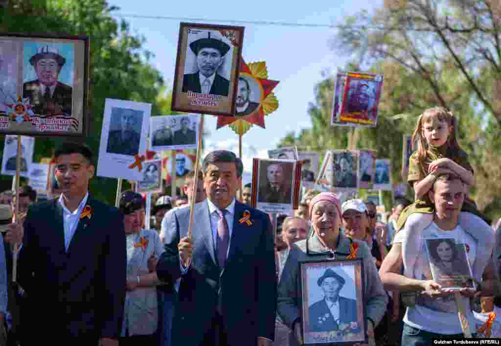 Иш-чарага президент Сооронбай Жээнбеков өзүнүн чоң атасы Жээнбек Пирназаровдун сүрөтү менен катышты.