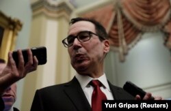 Secretarul Trezoreriei Steve Mnuchin explicând măsurile luate în legătură cu Deripaska.