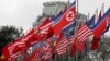 Государственные флаги США, Северной Кореи и Вьетнама подняты перед международным пресс-центром в Ханое. 25 февраля 2019
