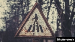 (©Shutterstock) Знак пішоходного переходу в зоні відчуження