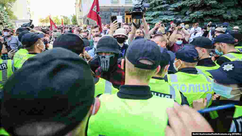 Також прийшли і представники націоналістичних сил, які виступали проти таких заходів під стінами Офісу президента України