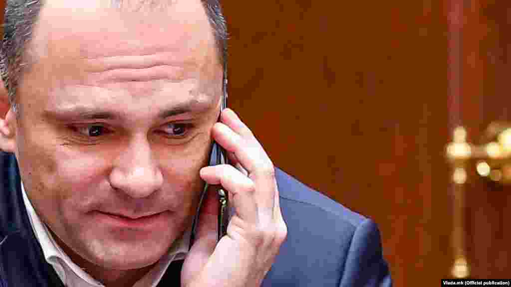 МАКЕДОНИЈА - Министерот за здравство, Венко Филипче, потврди дека здравствените власти во земјава сериозно ја разгледуваат можноста за набавка на вакцините против ковид-19 на кинеските производители Синовак и Синофарм и дека веќе има контакти со производителите. Филипче рече дека тоа не значи дека Македонија се откажува од ковакс системот и од вакцините понудени од Србија.