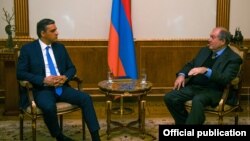 Президент Армении Армен Саркисян (справа) и омбудсмен Армении Арман Татоян, Ереван, 13 февраля 2020 г.