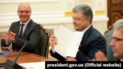 15 май Петро Порошенко қонуни нави забонро имзо кард