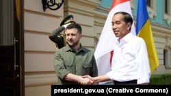 Украина - Украинскиот претседател Володимир Зеленски и индонезискиот претседател Џоко Видодо во Киев на 29 јуни 2022