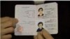 Ахмед Каруш, получивший убежище в Швеции, показывает свой паспорт с вклеенной фотографией сына, оставшегося в Сирии