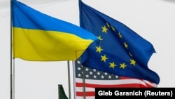 Flamuri ukrainas, ai i Bashkimit Evropian dhe Shteteve të Bashkuara.