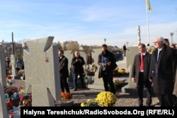 Вітольд Ващиковський біля могил українських бійців на Личаківському цвинтарі, Львів, 5 листопада 2017 року