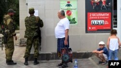 Сепаратисти в Новоазовську клеять своє оголошення, фото 29 серпня 2014 року