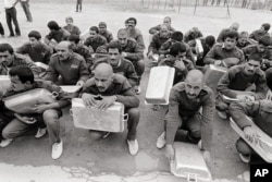 Іранскія палонныя ў чарзе па ваду. 1985