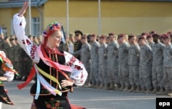 Украинская танцовщица перед военнослужащими НАТО во время начала учений "Быстрый трезубец". 15 сентября