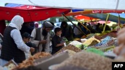 شماری از باشندگان کابل برای تجلیل از روز های عید میوه خشک خریداری می‌کنند.