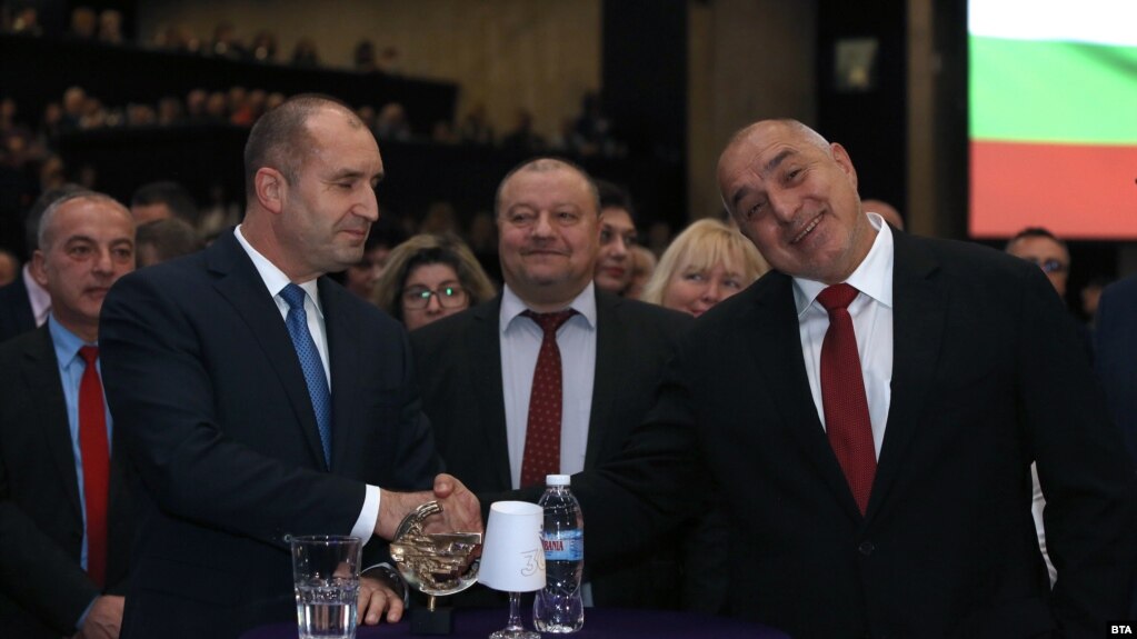 Румен Радев трябва да връчи първия мандат за съставяне на правителство на ГЕРБ. На снимката президентът се ръкува с лидера на ГЕРБ Бойко Борисов. Снимката е архивна.