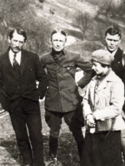 Зліва направо: Євген Коновалець і Андрій Мельник. Околиця Відня, 1921 рік