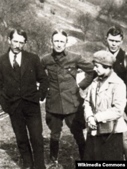 Зліва направо: Євген Коновалець і Андрій Мельник. Околиця Відня, 1921 рік