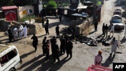 Policia duke e kontrolluar vendin e një eksplodimi të mëparshëm në qarkun Shabqadar në Pakistan