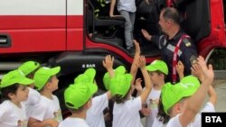 Преди инцидента на децата са били показани полицейска и пожарна кола. Снимка: БТА