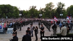 Protest pristalica vlasti i opozicije ispred Skupštine Srbije 