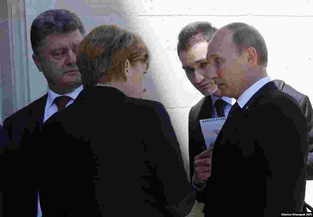 Петр Порошенко и Владимир Путин во время празднования 70-й годовщины высадки участников антигитлеровской коалиции в Нормандии. 6 июня 2014 года