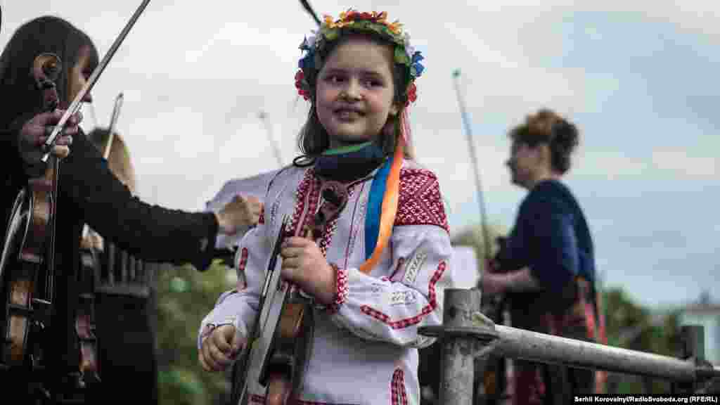 Дівчинка перший раз виступала перед величезною аудиторією, що далося їй нелегко